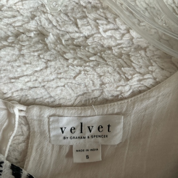 EUC❤️🔥SALE❤️🔥Velvet by Graham and Spencer embroidered cotton gauze top - Picture 4 of 8